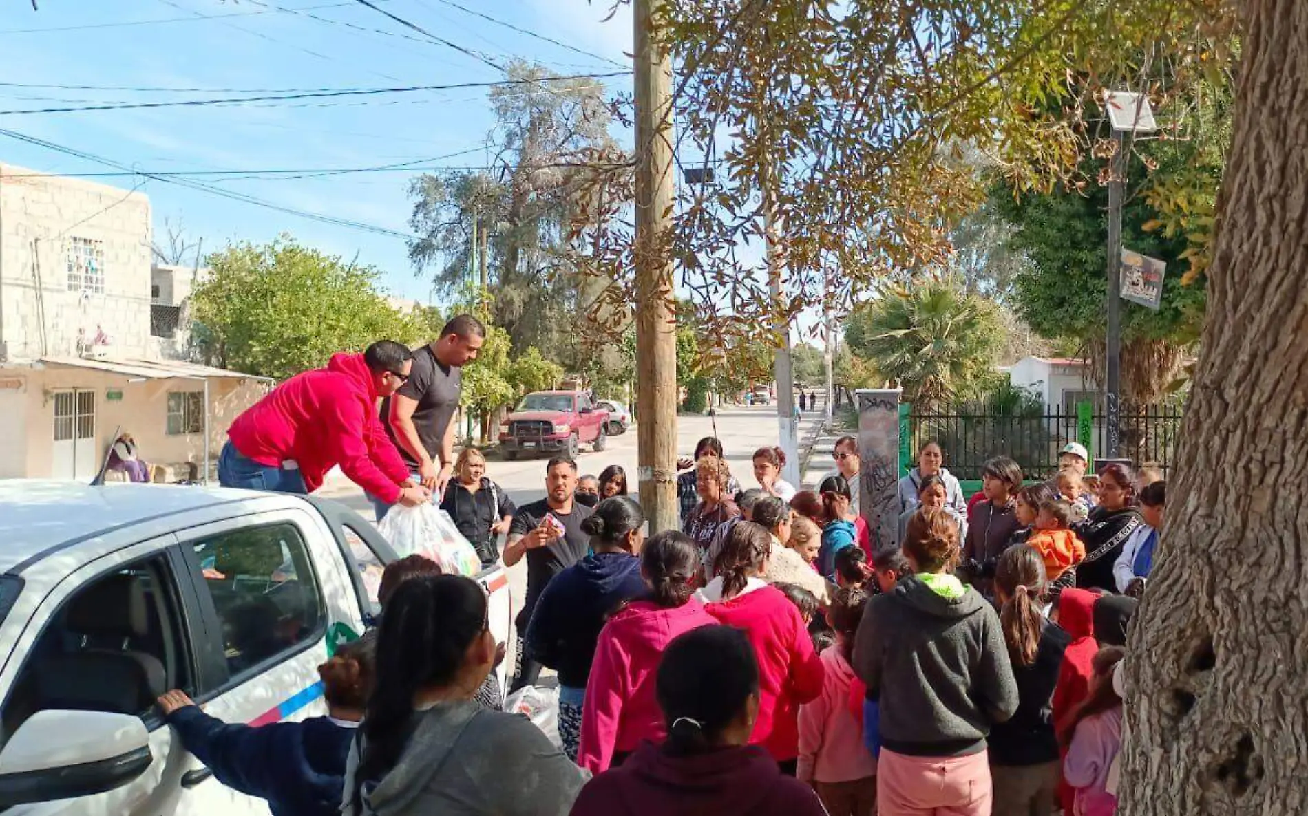 Reparten juguetes a niños de Gómez Palacio